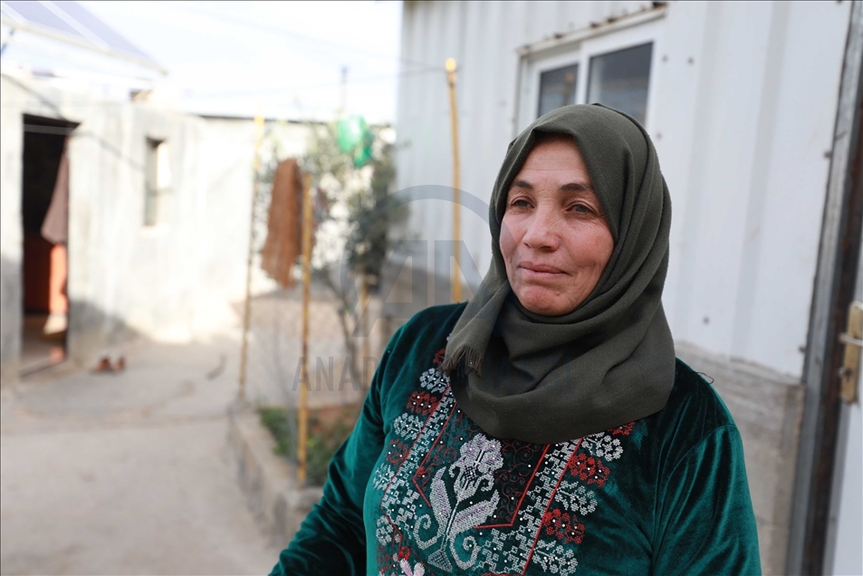 الضفة الفلسطينية.. النساء يفقدن "الأجنّة" ويلدن على "التراكتور"