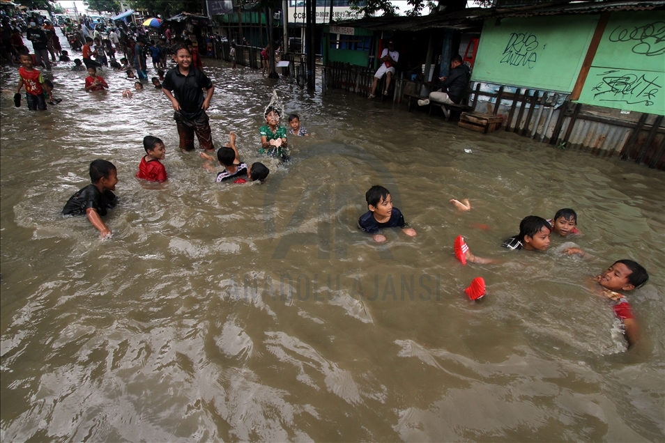 Akibat hujan deras semalaman banjir melanda Jakarta