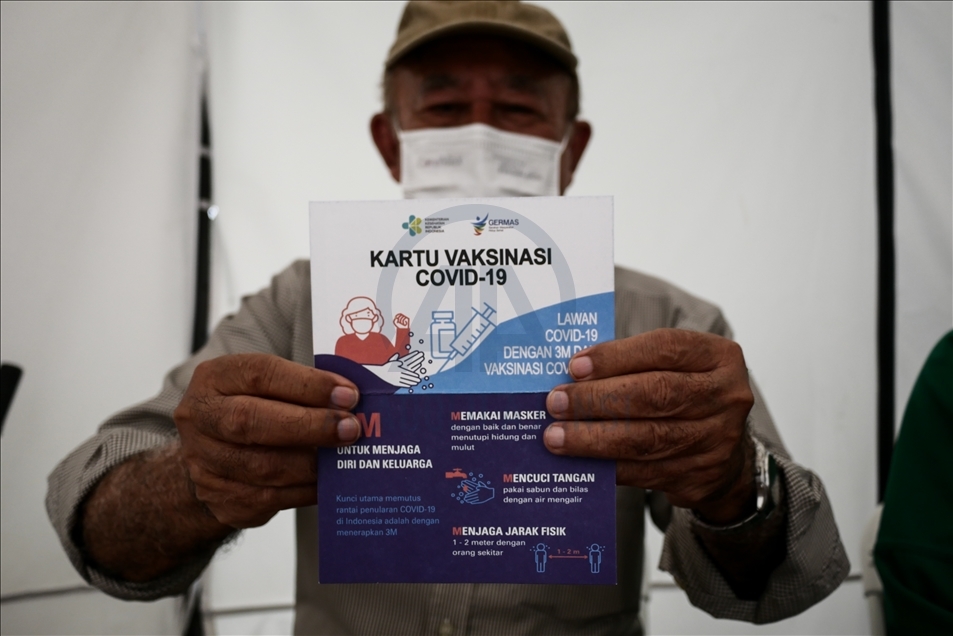 Vaksinasi Covid-19 untuk tenaga kesehatan lanjut usia