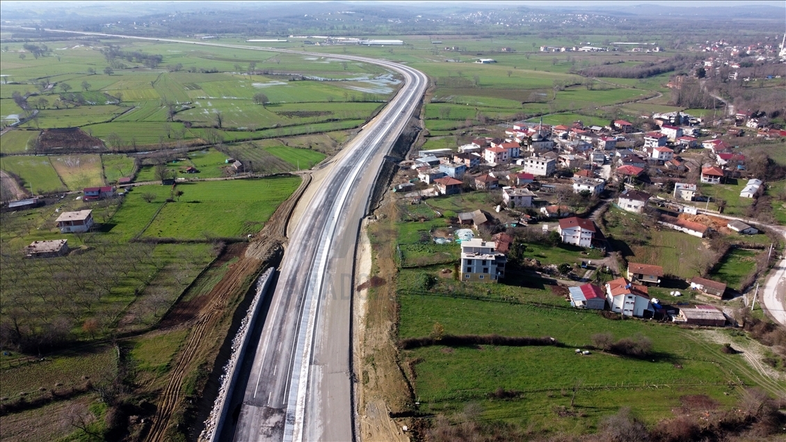 Türkiye ulaşım ağının tacı Karadeniz Sahil Yolu, Sakarya'da ilerliyor