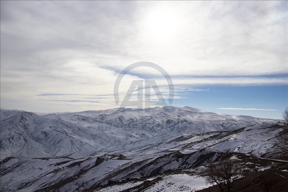 Berfa li ser Çiyayê Agirî û Erezê di meha sibatê da dest pê kir dihele