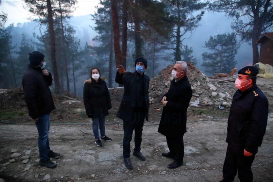 Kastamonu'da orman yangını mahalleye sıçradı