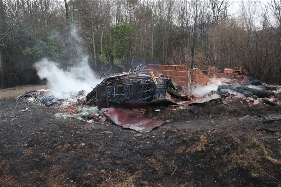 Kastamonu'da ormanlık alan ve mahallede etkili olan yangına müdahale ediliyor