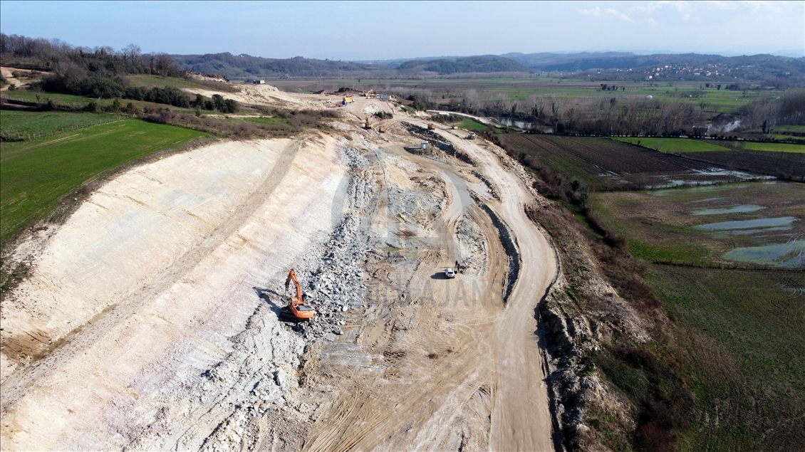 Türkiye ulaşım ağının tacı Karadeniz Sahil Yolu, Sakarya'da ilerliyor