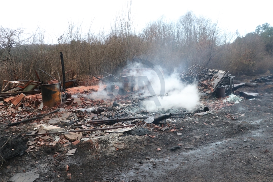 Kastamonu'da ormanlık alan ve mahallede etkili olan yangına müdahale ediliyor