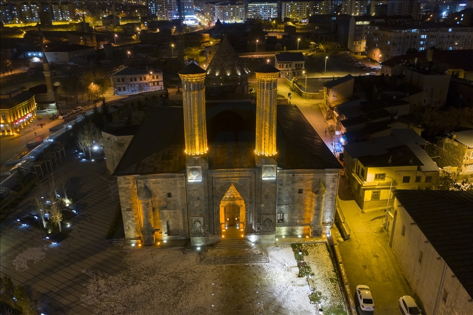 Erziroma "ceneta turîzmê" roj bi xemla sipî û şev bi lambeyên rengîn diçirûse