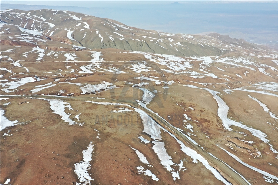 Berfa li ser Çiyayê Agirî û Erezê di meha sibatê da dest pê kir dihele