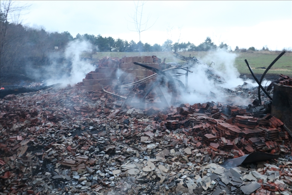 Kastamonu'da ormanlık alan ve mahallede etkili olan yangına müdahale ediliyor