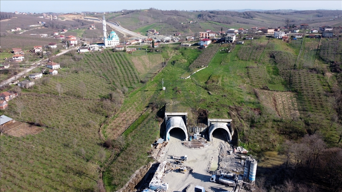 Türkiye ulaşım ağının tacı Karadeniz Sahil Yolu, Sakarya'da ilerliyor