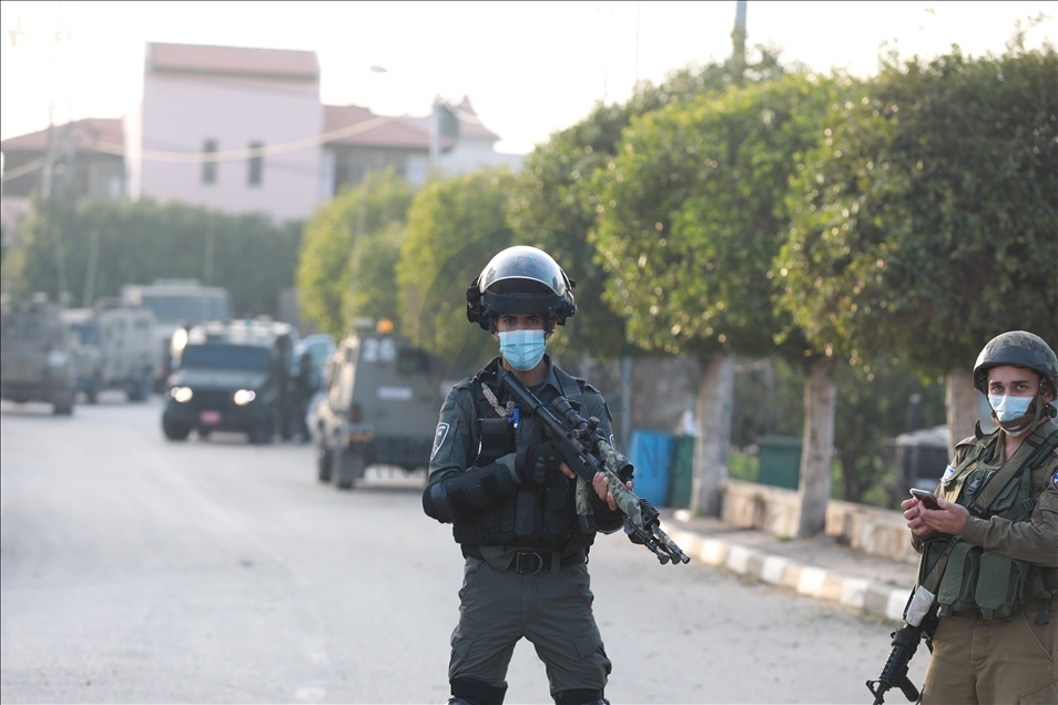 الجيش الإسرائيلي يحاصر منزل معتقل فلسطيني تحضيرا لهدم