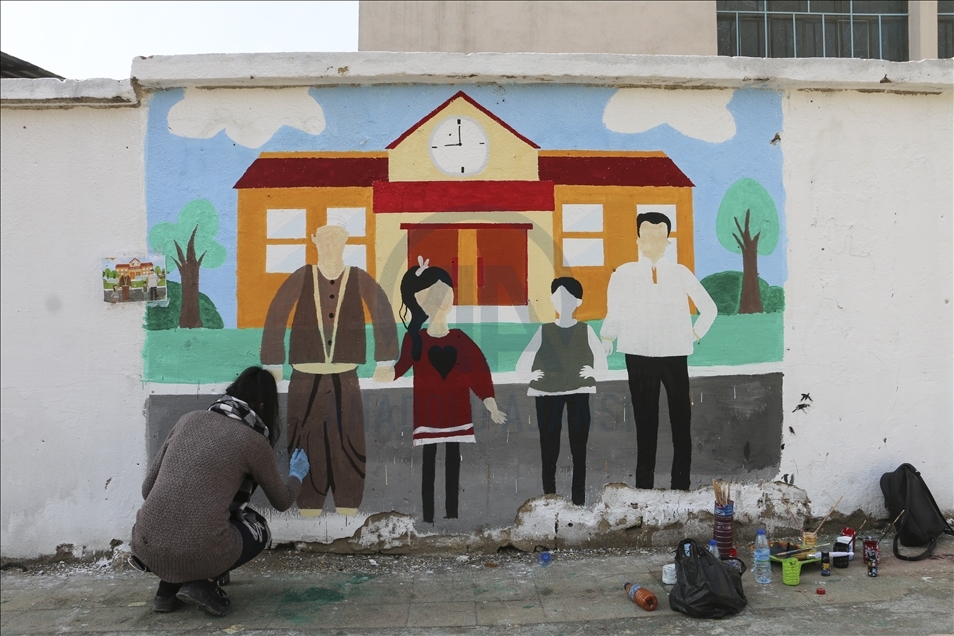 Ciwanên Efrînî aştî û biratiya li vir bi wêneyên li ser dîwaran xêz dikin va nîşan didin