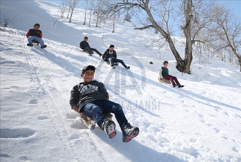 Bitlis'te çocukların kızak keyfi