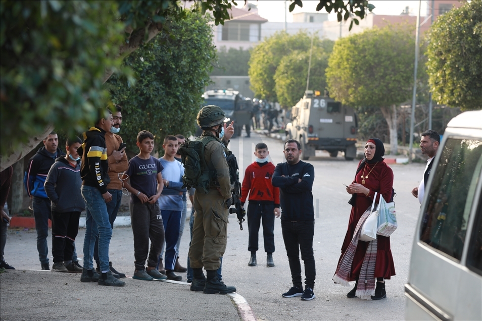 الجيش الإسرائيلي يحاصر منزل معتقل فلسطيني تحضيرا لهدم
