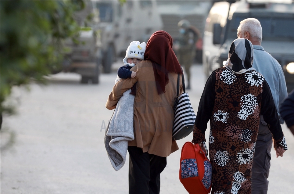 الجيش الإسرائيلي يحاصر منزل معتقل فلسطيني تحضيرا لهدم