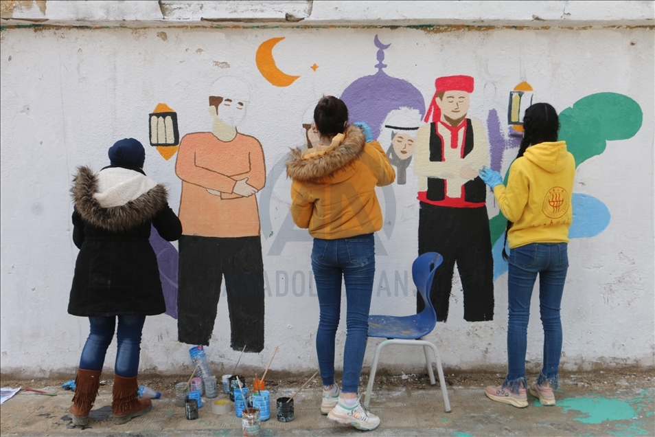 Ciwanên Efrînî aştî û biratiya li vir bi wêneyên li ser dîwaran xêz dikin va nîşan didin