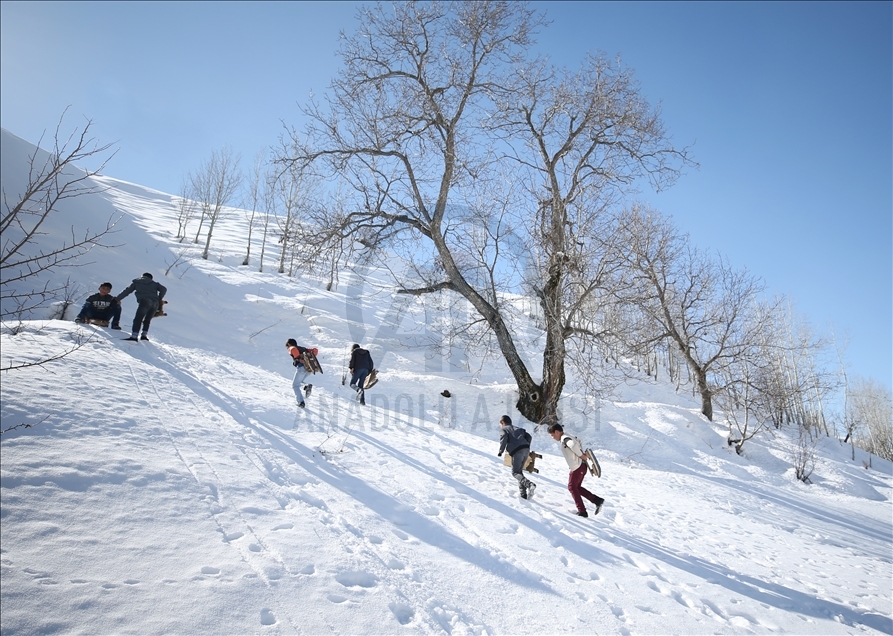 Bitlis'te çocukların kızak keyfi