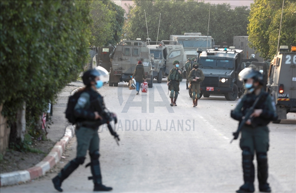 الجيش الإسرائيلي يحاصر منزل معتقل فلسطيني تحضيرا لهدم
