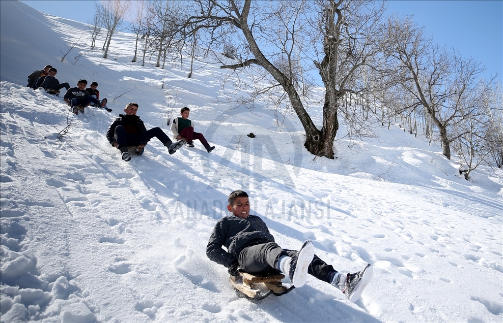 Bitlis'te çocukların kızak keyfi
