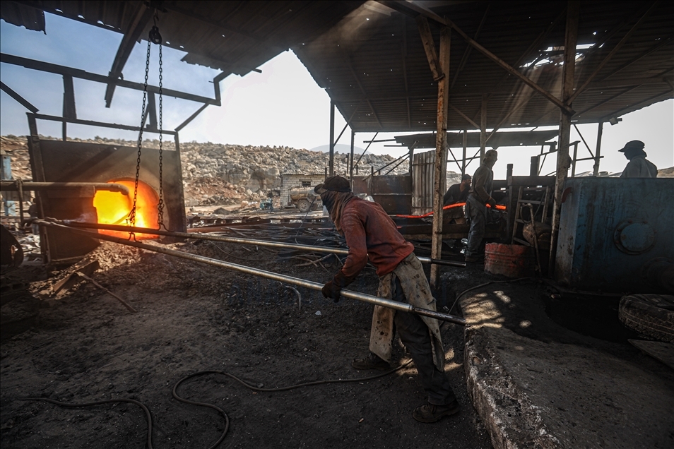 Жители Идлиба зарабатывают сбором металлолома среди руин