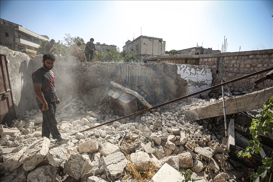 Li Îdlibê hin karker ji malên hilweşiyane hesinan derdixin û bi firotana wan debara xwe dikin