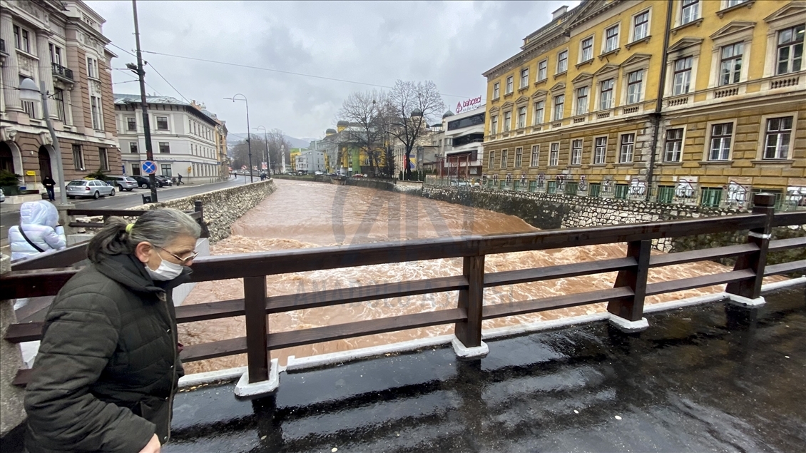 Bosna Hersek'in başkenti Saraybosna'daki Miljacka Nehri'nin debisi yükseldi