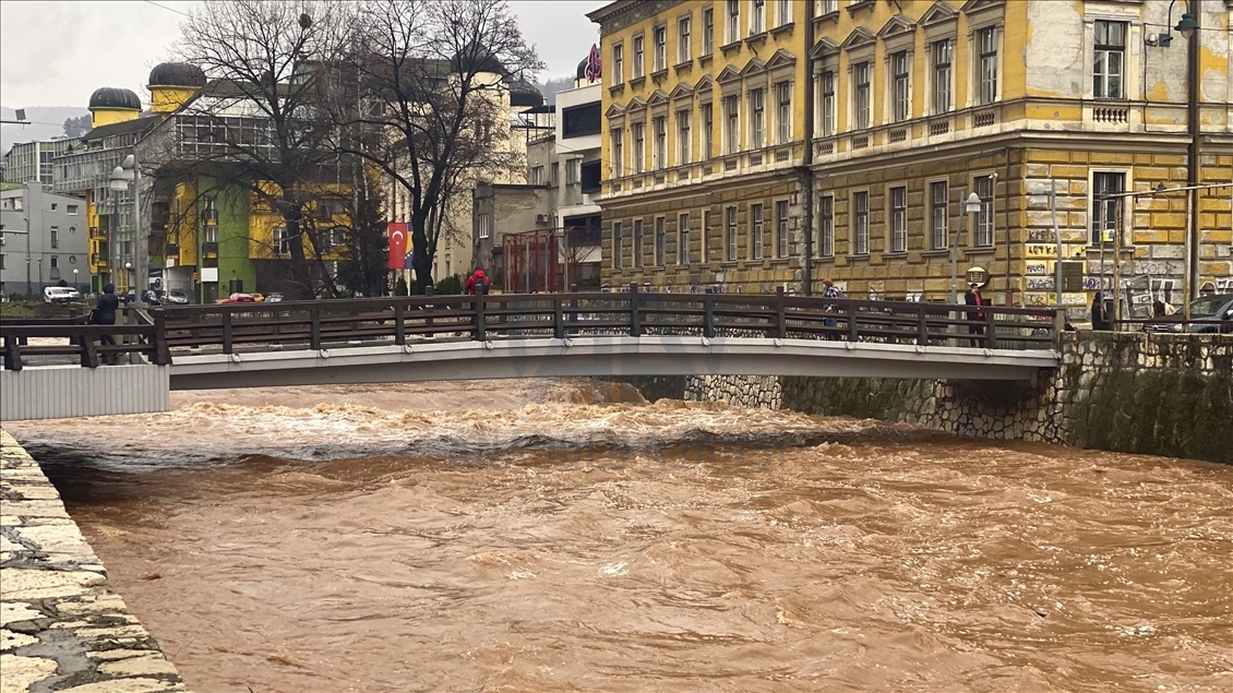Bosna Hersek'in başkenti Saraybosna'daki Miljacka Nehri'nin debisi yükseldi
