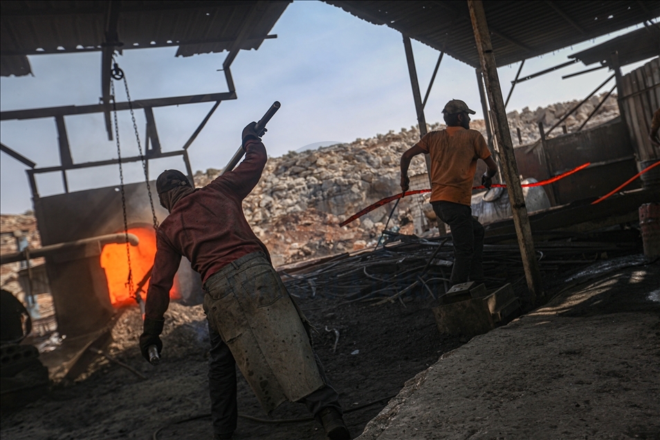 Жители Идлиба зарабатывают сбором металлолома среди руин