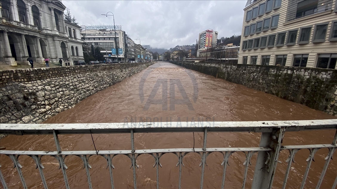 Bosna Hersek'in başkenti Saraybosna'daki Miljacka Nehri'nin debisi yükseldi