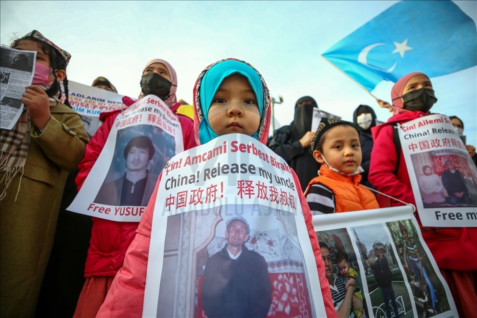 Uighur Turks stage protest outside Chinese Consulate in Istanbul