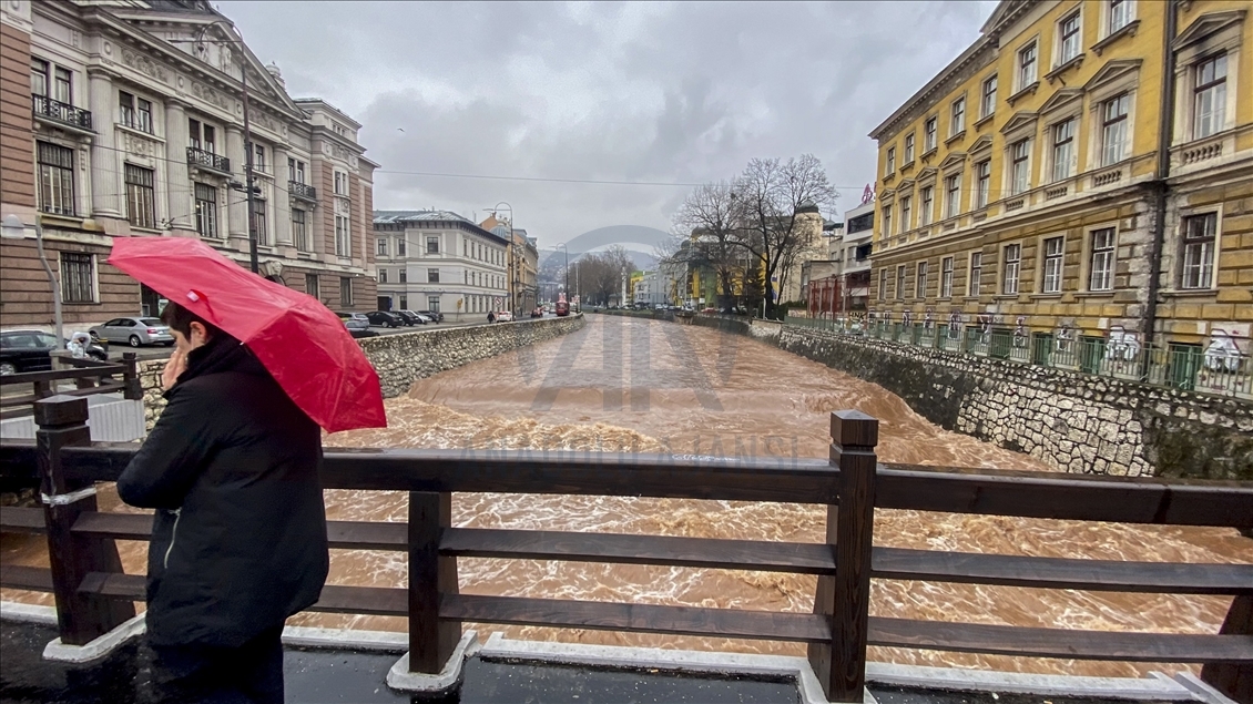 Bosna Hersek'in başkenti Saraybosna'daki Miljacka Nehri'nin debisi yükseldi