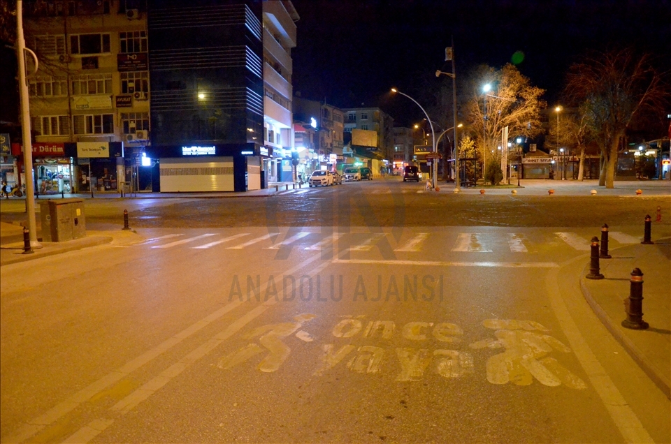 Karaman'da sokağa çıkma kısıtlamasının başlamasıyla sokaklar boşaldı