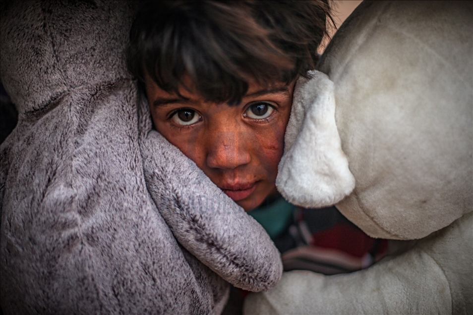 Zarokên li Îdlibê di kampan da dimînin şûna pêlîstokan li pey nanê xwe ne