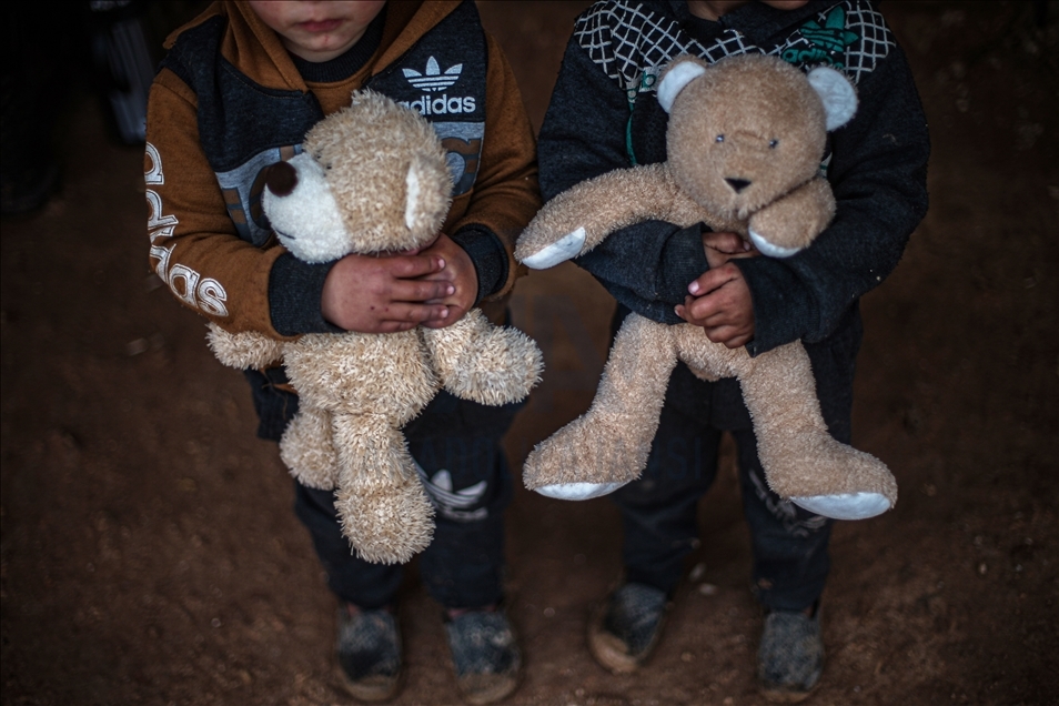 Zarokên li Îdlibê di kampan da dimînin şûna pêlîstokan li pey nanê xwe ne