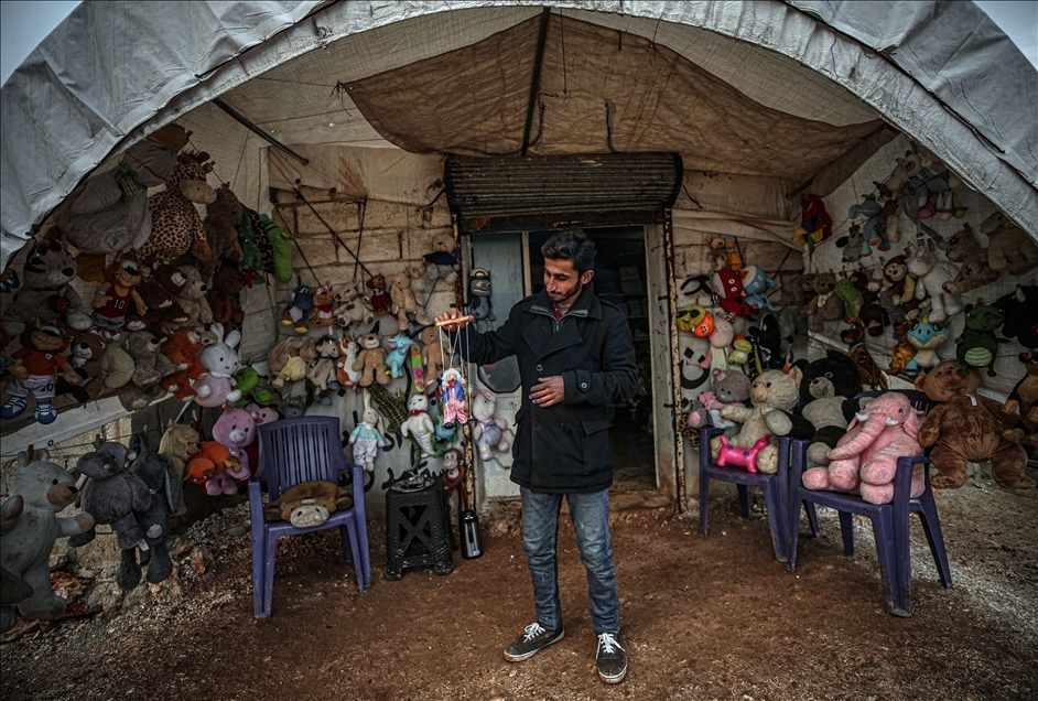 Syrie : Les enfants réfugiés dans les camps d'Idlib achètent du pain, et non des jouets, avec leur argent