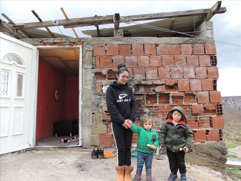 Težak život romske porodice u Bihaću: Vjetar odnio krov kuće porodice Demirović