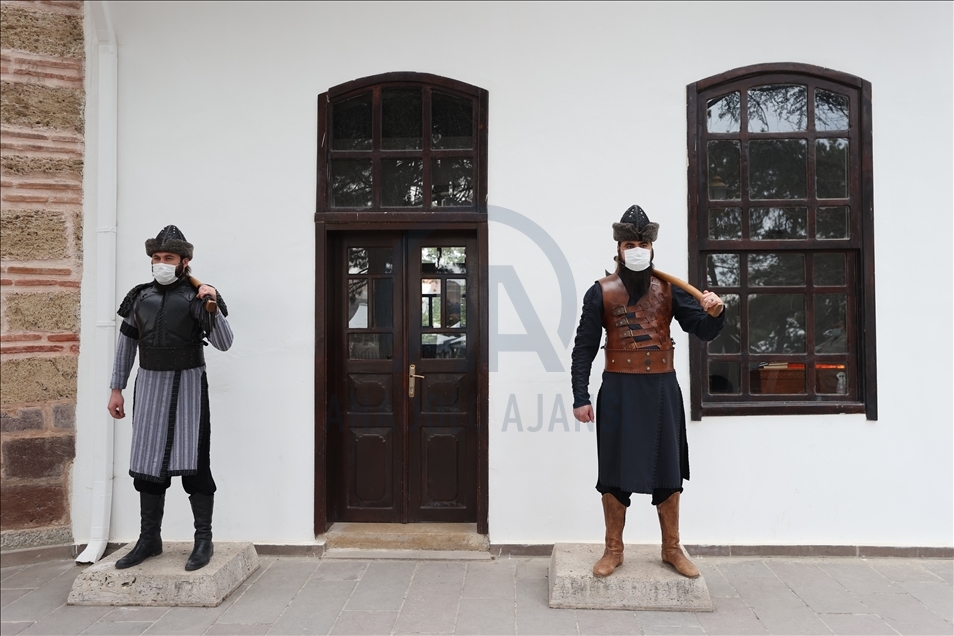 Turquie : Les "gardes d'honneur" du tombeau d'Ertuğrul sont fiers de porter le costume de "alp"