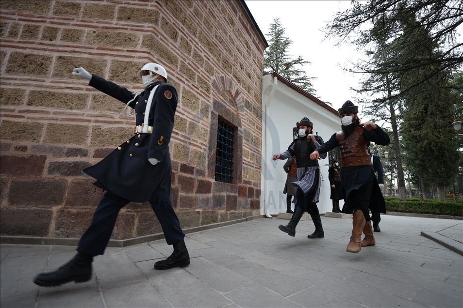 Turquie : Les "gardes d'honneur" du tombeau d'Ertuğrul sont fiers de porter le costume de "alp"