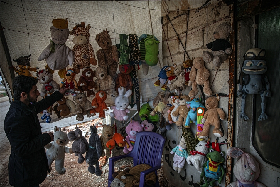 Syrie : Les enfants réfugiés dans les camps d'Idlib achètent du pain, et non des jouets, avec leur argent