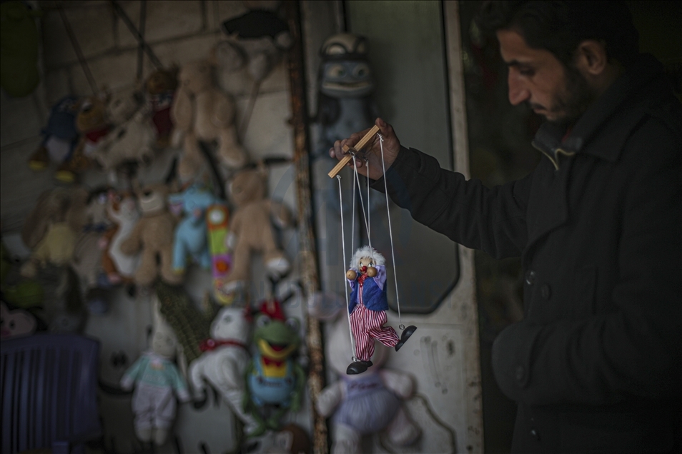 Syrie : Les enfants réfugiés dans les camps d'Idlib achètent du pain, et non des jouets, avec leur argent