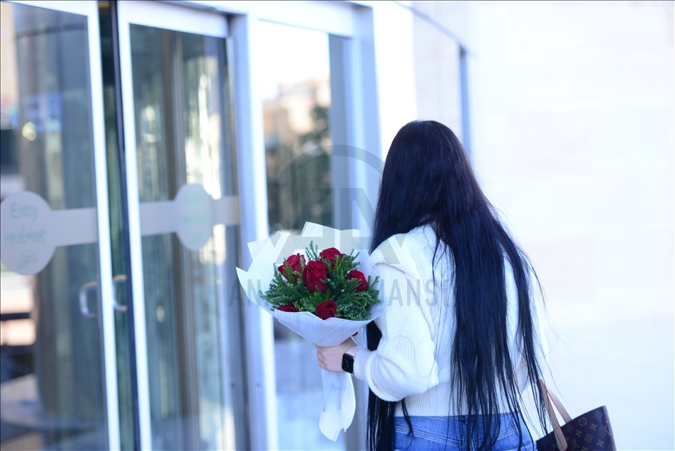 لە ڤاڵانتاین-دا بە ئاشکرا گوڵی سوور دەکڕن و بە دزییەوە پێشکەشی دەکەن