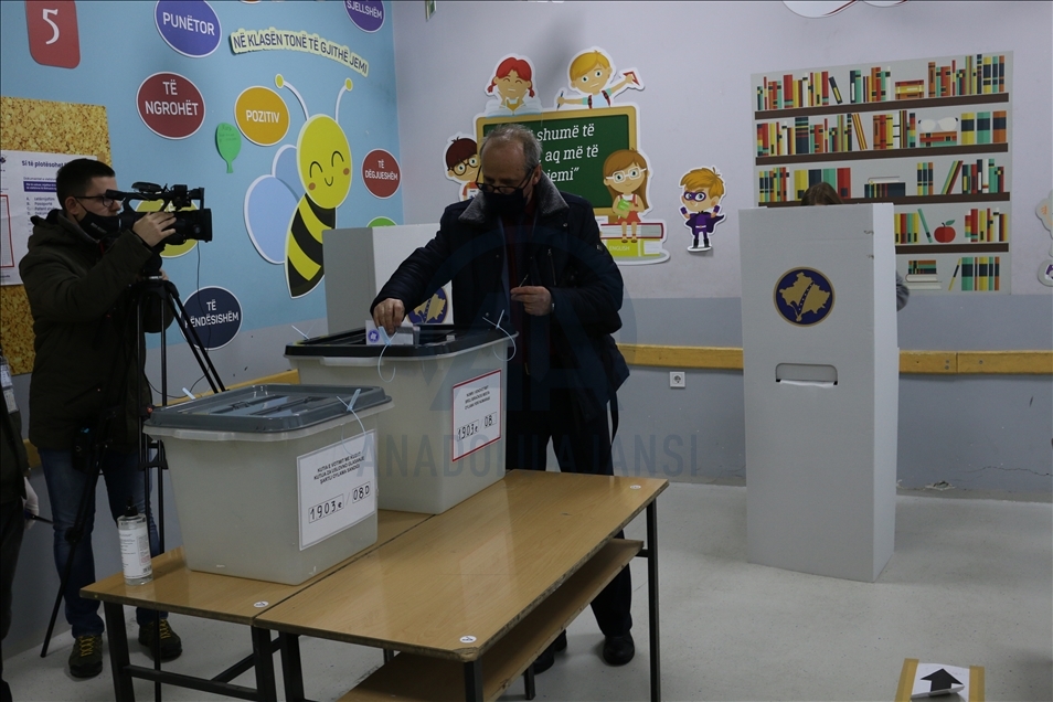 Kosovë, hapen vendvotimet për zgjedhjet e parakohshme parlamentare