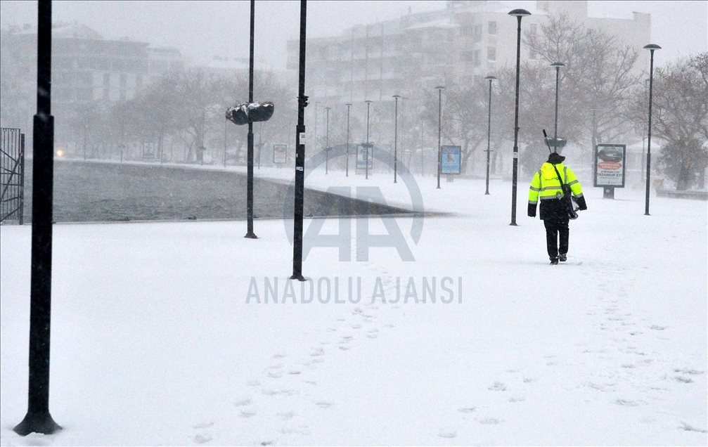 Çanakkale'de gece başlayan kar yağışı sürüyor