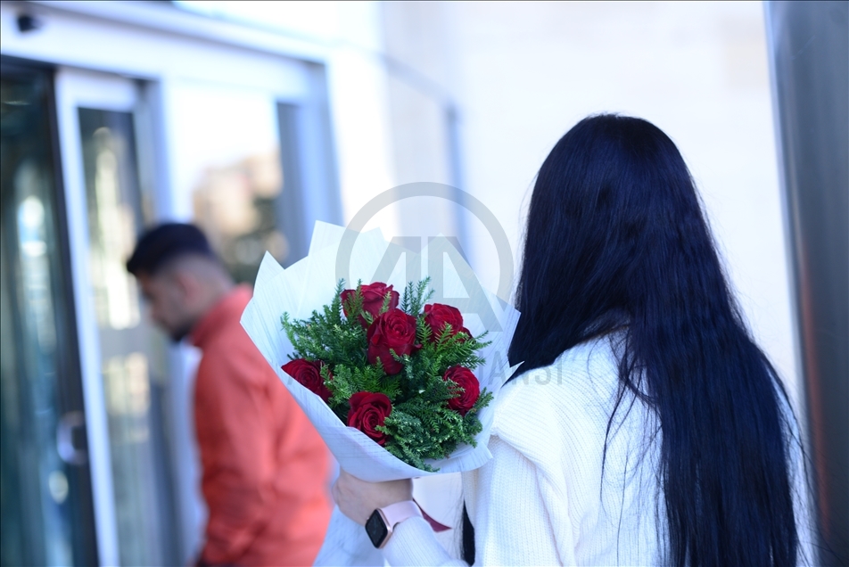 لە ڤاڵانتاین-دا بە ئاشکرا گوڵی سوور دەکڕن و بە دزییەوە پێشکەشی دەکەن