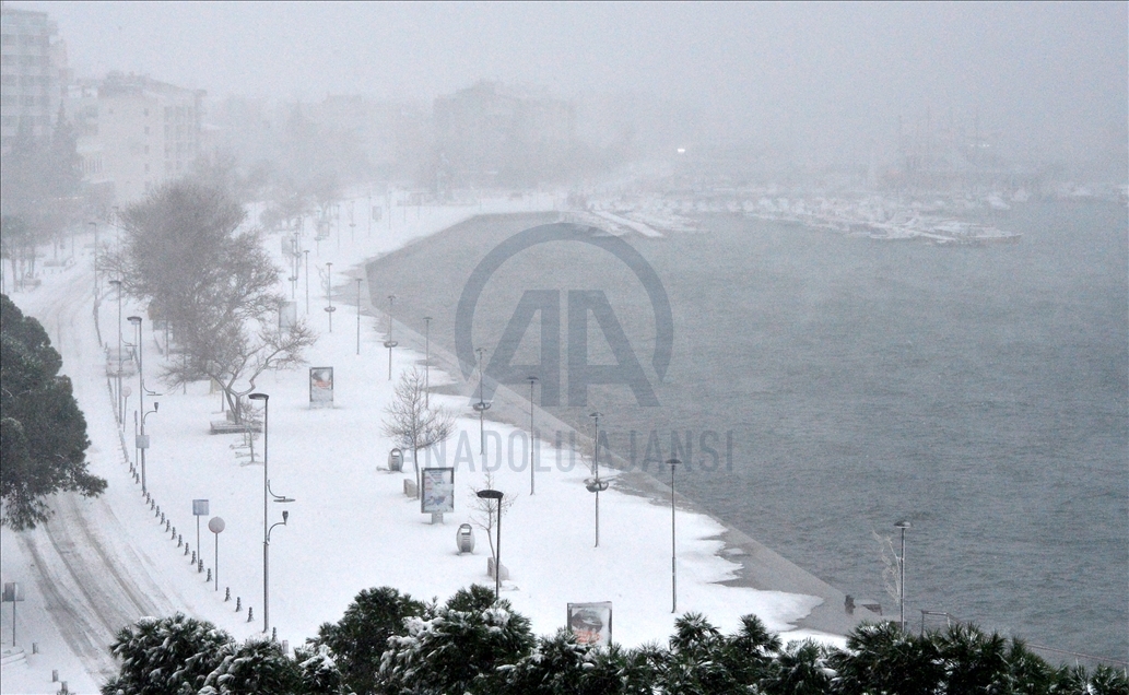 Çanakkale'de gece başlayan kar yağışı sürüyor