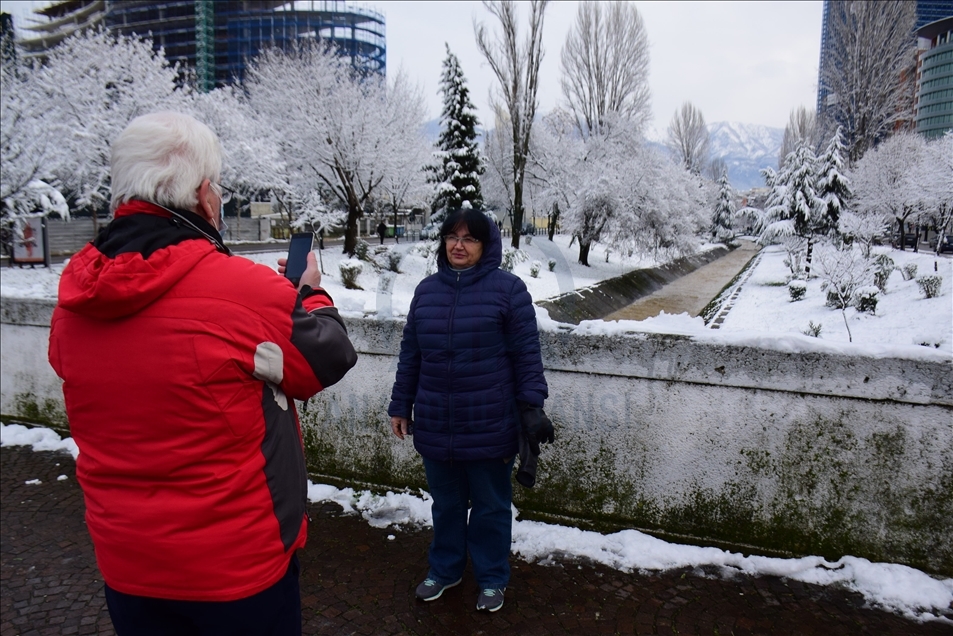 Shqipëria përfshihet nga reshjet e borës, atmosferë e veçantë në Tiranë