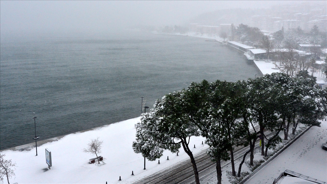 Çanakkale'de gece başlayan kar yağışı sürüyor