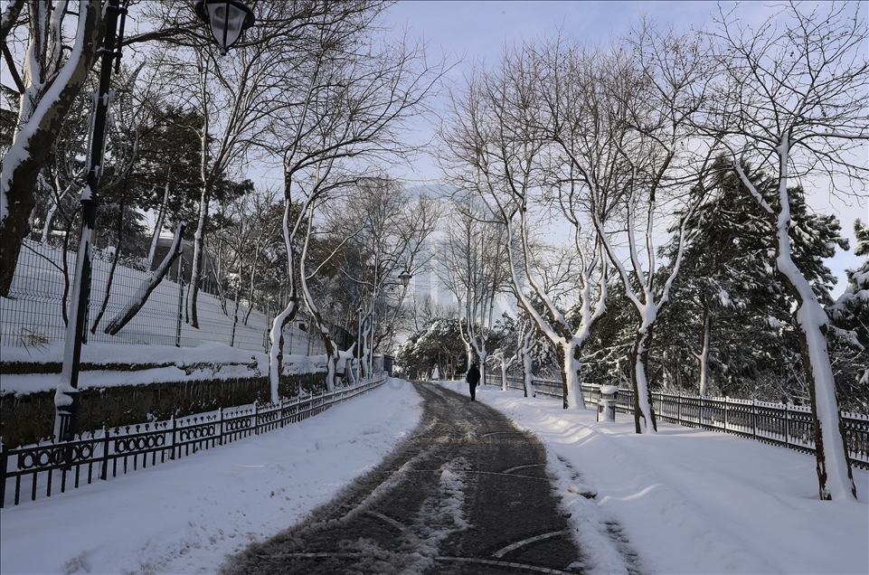 Сильный снегопад накрыл Стамбул: снежные заносы образовались в районе Ускюдар