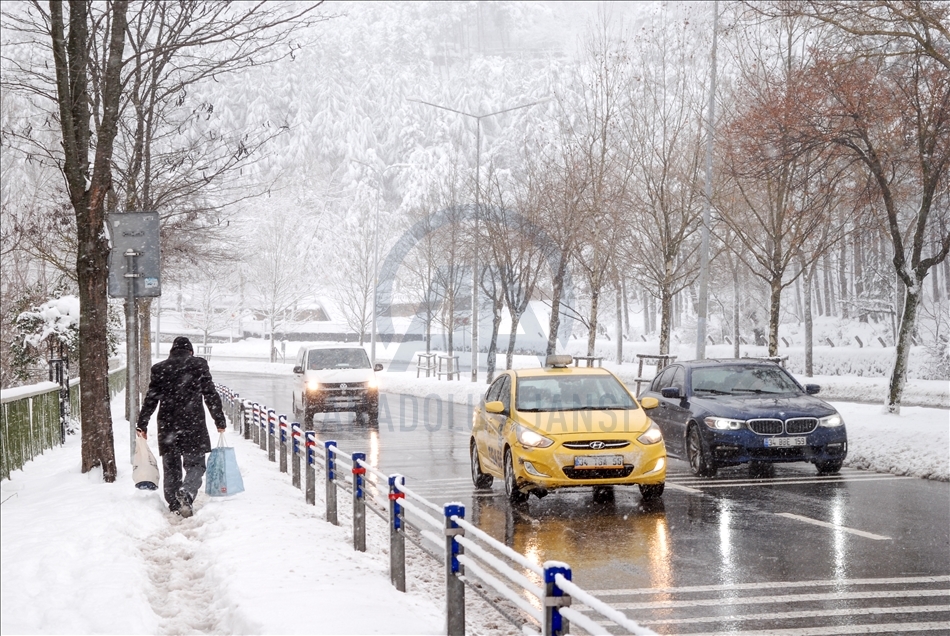 Сильный снегопад накрыл Стамбул: снежные заносы образовались в районе Ускюдар