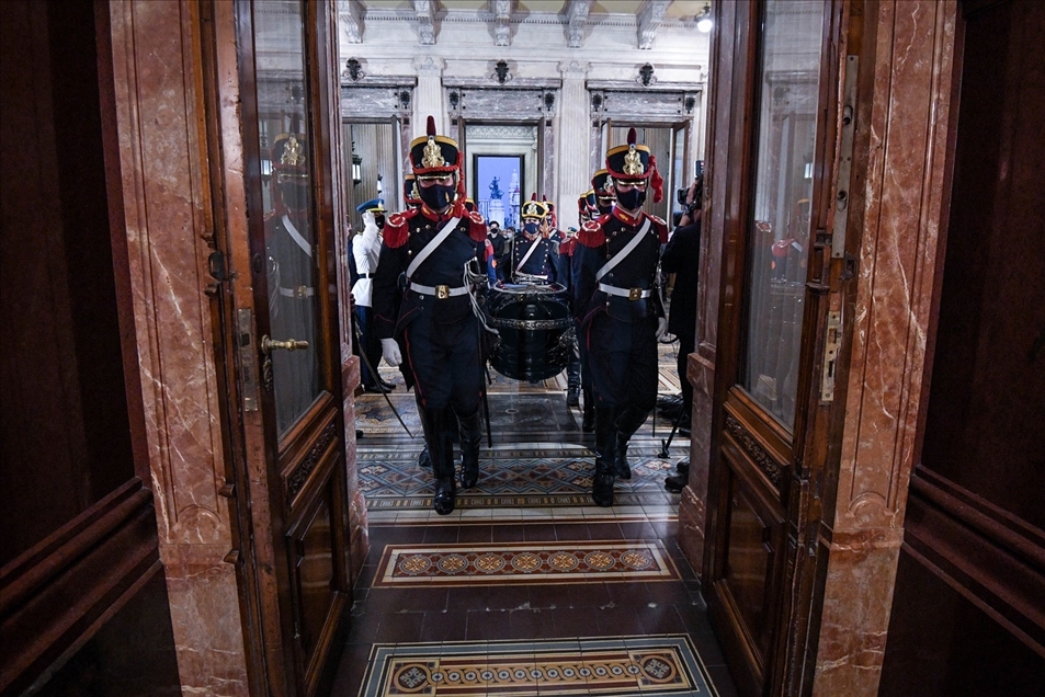Argentinos despiden al fallecido expresidente Carlos Menem