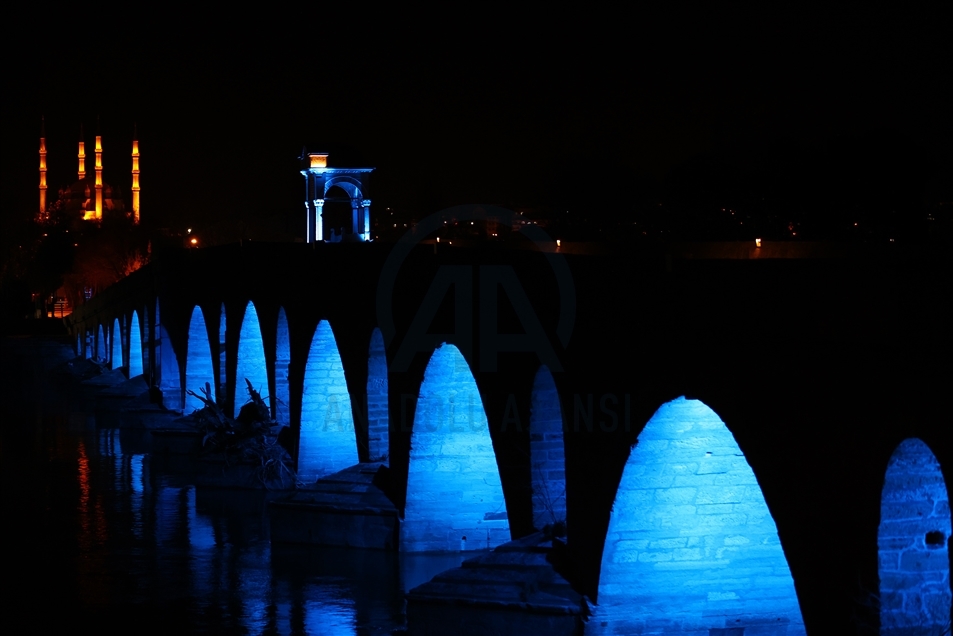 Edirne'nin gerdanlıkları Meriç ve Tunca köprüleri rengarenk ışıklandırıldı